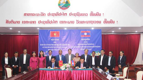 Đoàn đại biểu Sở Dân tộc và Tôn giáo tỉnh Quảng Ngãi đã sang thăm, làm việc và ký biên bản ghi nhớ với Văn phòng Chính quyền tỉnh Ắt-ta-pư