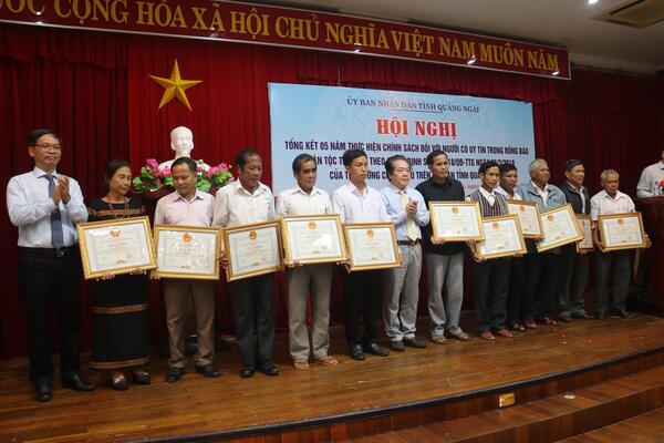 Quảng Ngãi: Người có uy tín trong đồng bào dân tộc thiểu số được cấp điện thoại thông minh