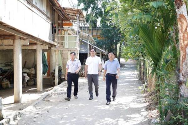 Sở Dân tộc và Tôn giáo thăm, tặng quà người có công tiêu biểu tại xã Sơn Tây Thượng